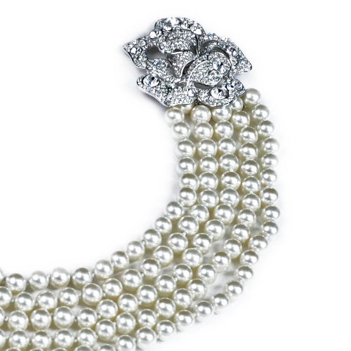 Elegant and sophisticated pearl necklace with silver clasp