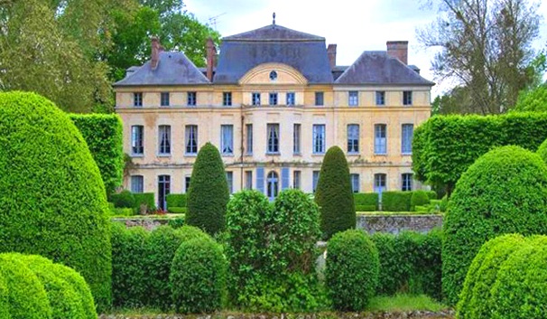 HOUSES OF THE RICH AND FAMOUS - Catherine Deneuve's country house in France is for sale