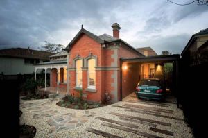 Luxury-Trojan-Horse-Residence-Casa-Troyana-in-Australia-Car-Garage-Design.jpg