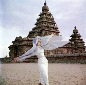 Norman-Parkinson-Model-with-scarf-India-1956.jpg