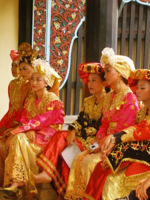 Traditional_minang_costumes.jpg