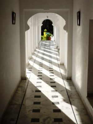 sunlight-on-moghul-style-passageway-udaipur-rajasthan-india-asia.jpg