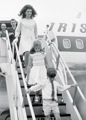jackie-kennedy-arrives-in-ireland-land-of-her-maternal-ancestors-in-june-of-1967.jpg