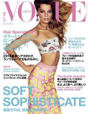 Daria-Werbowy-Vogue-Japan-Cover-2012.jpg